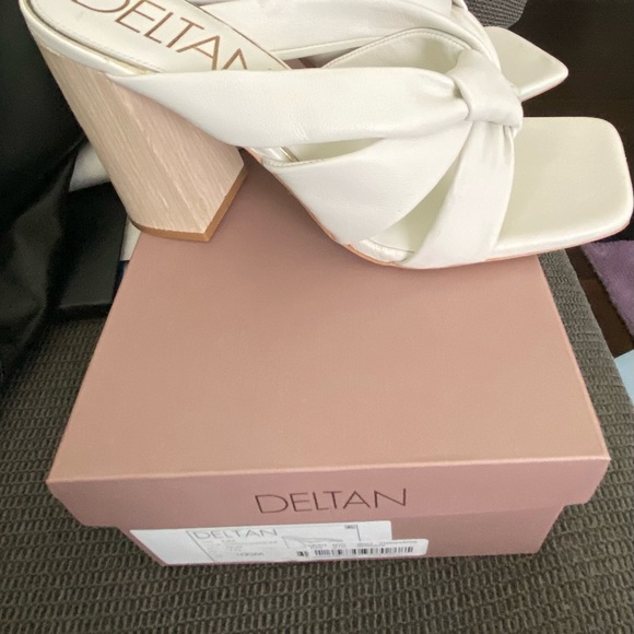 Women Heels - Picture 3 of 7